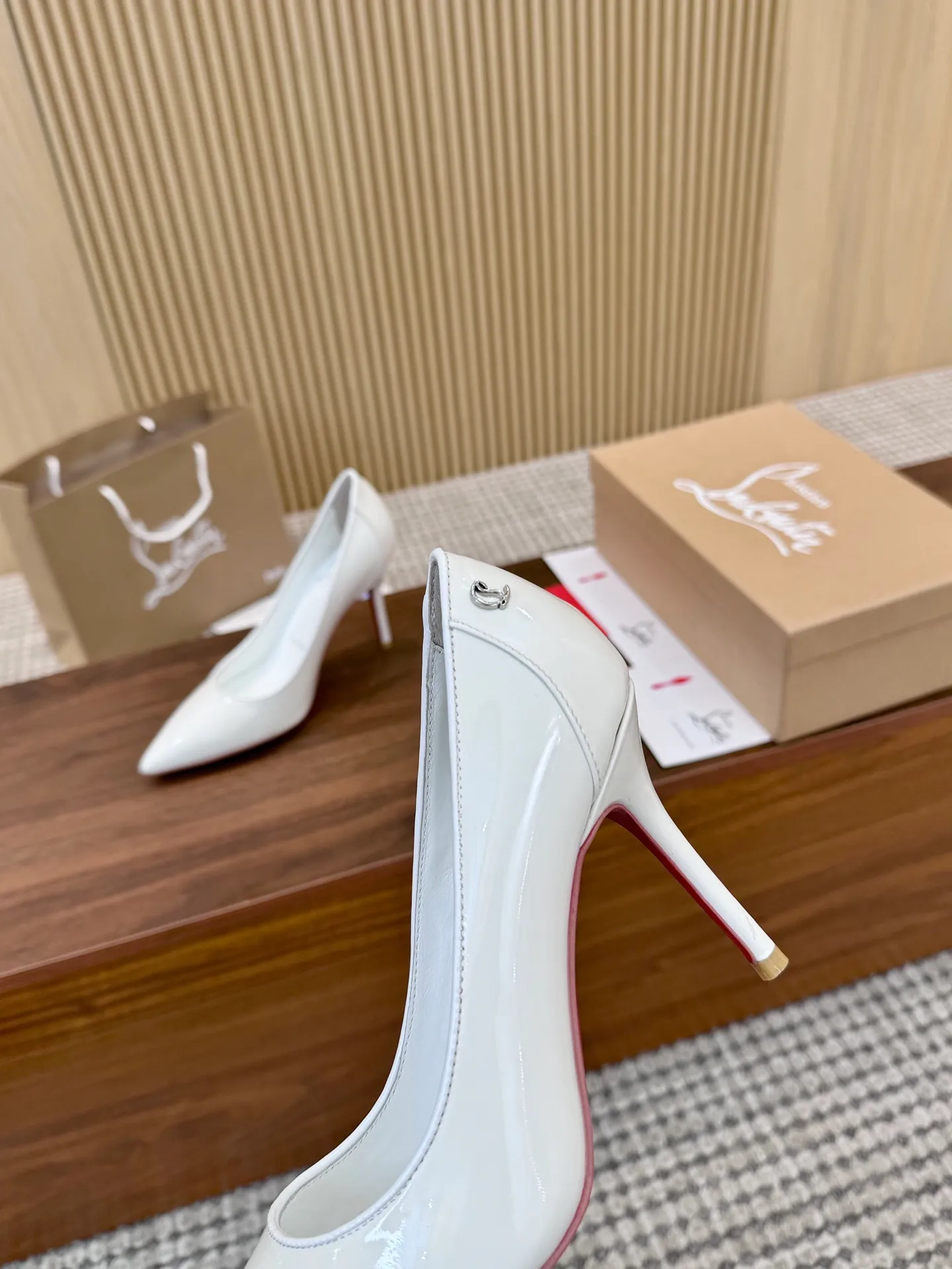 👟👟Ex-factory price 480👟👟 Genuine leather sole +40 Year-round shipment💝Christian Louboutin CL👠 "Patent Leather Hemming Craft Series" Noble and luxurious, real blingbling👟👟 Real materials, all customized by the pattern maker, and the materials are made of original customized materials to achieve the taste of the original 5 color options💍Upper: Imported👉cow patent leather💪 Lining: Sheepskin foot pad/lining Size: 34-40.41.42 Heel height: two options: 10.5cm and 8.5cm